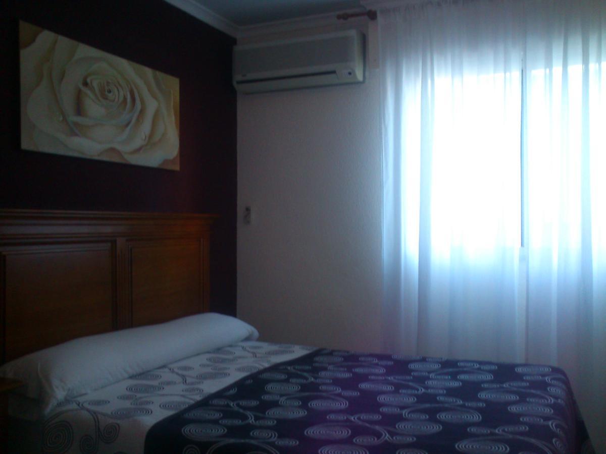 מוטריל Hostal Cabrera מראה חיצוני תמונה