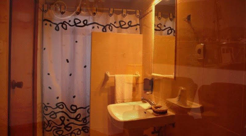 מוטריל Hostal Cabrera מראה חיצוני תמונה